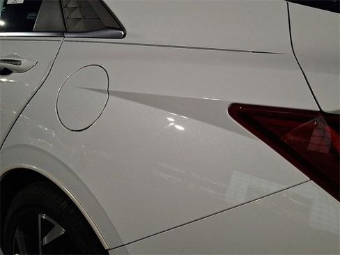 Used 2024 Hyundai Elantra Limited image 9