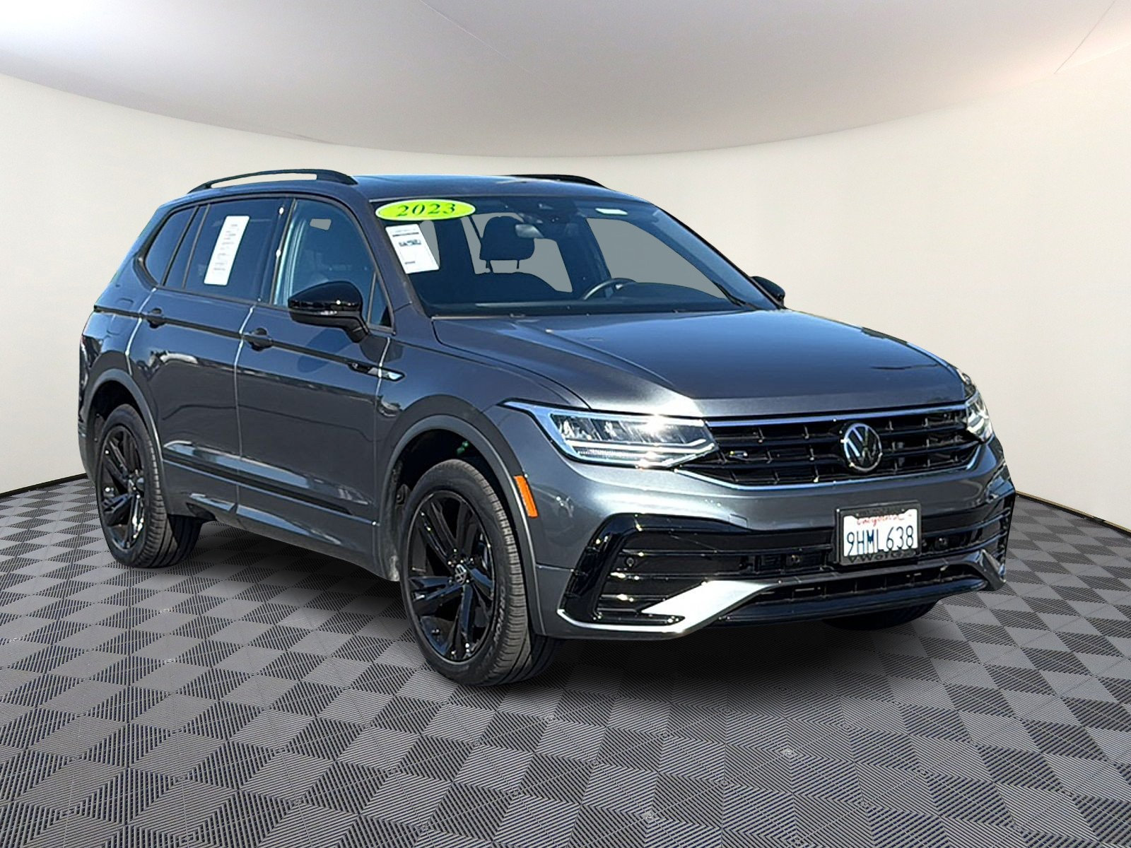 Used 2023 Volkswagen Tiguan SE R-Line FWD image 1