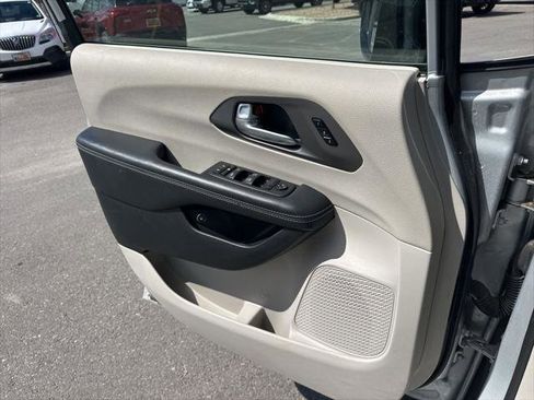 Certified 2024 Chrysler Pacifica Limited FWD image 23