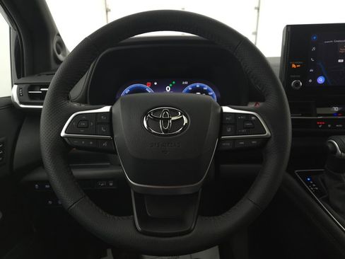 Used 2025 Toyota Sienna Platinum image 30