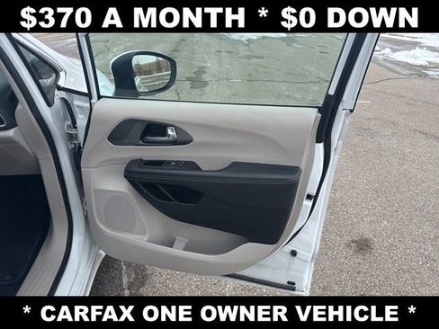 Used 2023 Chrysler Pacifica Touring-L image 18