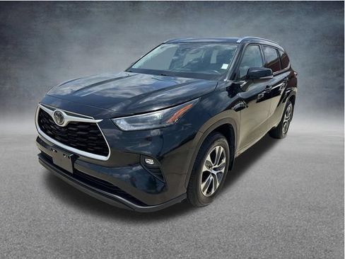Used 2021 Toyota Highlander XLE AWD/4WD image 3
