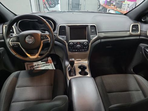 Used 2017 Jeep Grand Cherokee Laredo w/ Quick Order Package 23E AWD/4WD image 3