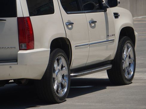 Used 2008 Cadillac Escalade AWD image 18