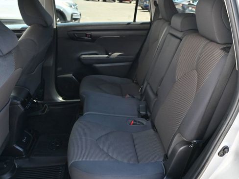 Used 2022 Toyota Highlander LE image 14