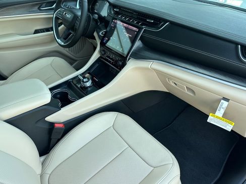 New 2025 Jeep Grand Cherokee L Limited w/ Luxury Tech Group II image 17