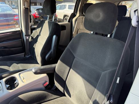 Used 2016 Dodge Grand Caravan SXT image 25