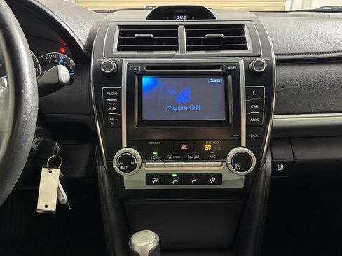 Used 2014 Toyota Camry L image 14