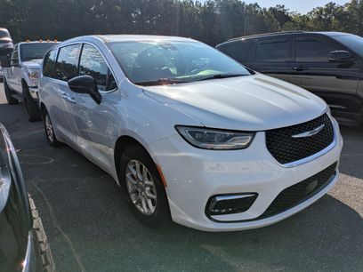 Used 2025 Chrysler Pacifica Select