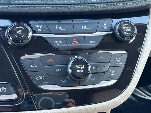 Used 2017 Chrysler Pacifica Platinum image 33