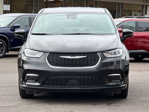 Used 2024 Chrysler Pacifica Touring-L image 10