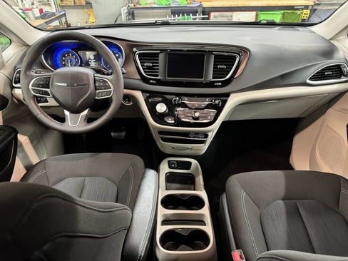 Used 2023 Chrysler Voyager LX image 17