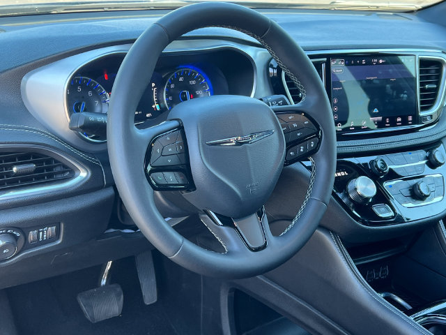 Used 2025 Chrysler Pacifica Limited FWD image 2