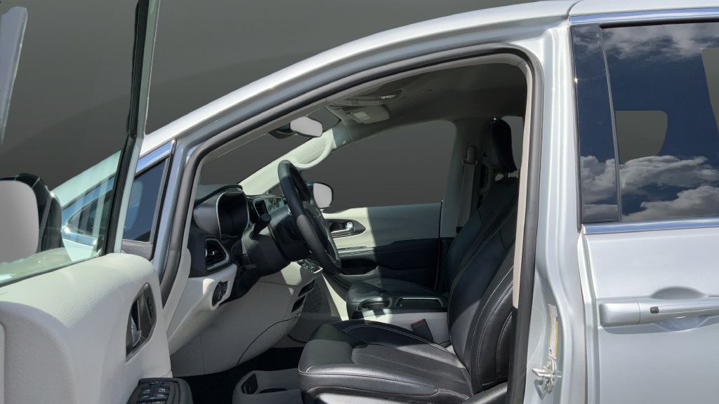 Used 2024 Chrysler Pacifica Touring-L FWD image 17