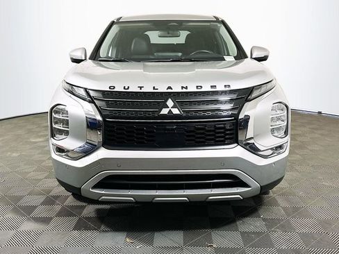 Used 2024 Mitsubishi Outlander SE image 3
