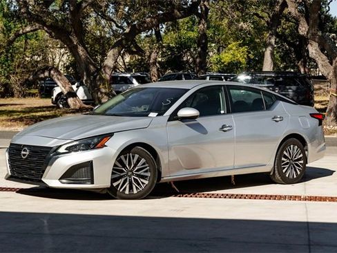 Used 2023 Nissan Altima 2.5 SV image 2