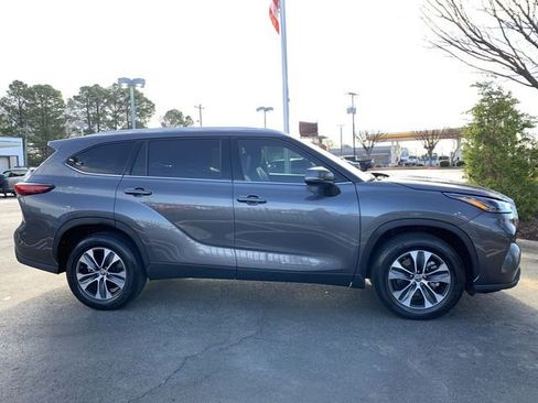 Used 2022 Toyota Highlander XLE image 9