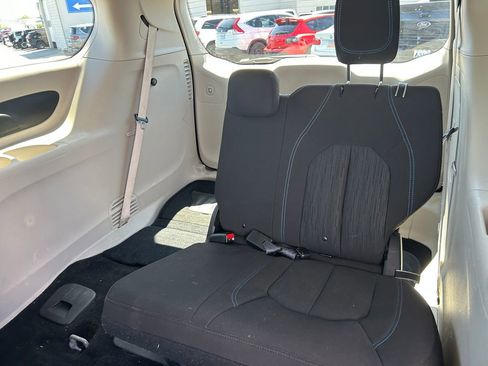 Used 2021 Chrysler Pacifica Touring FWD image 33