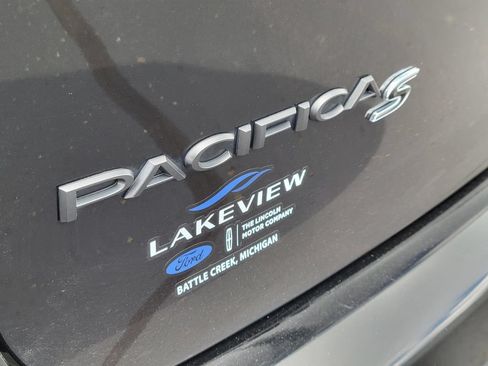 Used 2025 Chrysler Pacifica Limited FWD image 32