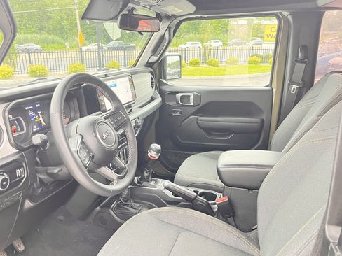 Used 2025 Jeep Wrangler Sport AWD/4WD image 5
