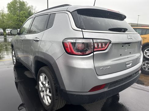 Used 2023 Jeep Compass Latitude AWD/4WD image 3