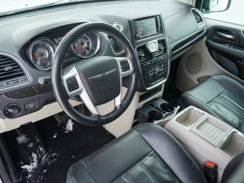 Used 2014 Chrysler Town & Country Touring-L w/ Driver Convenience Group image 13