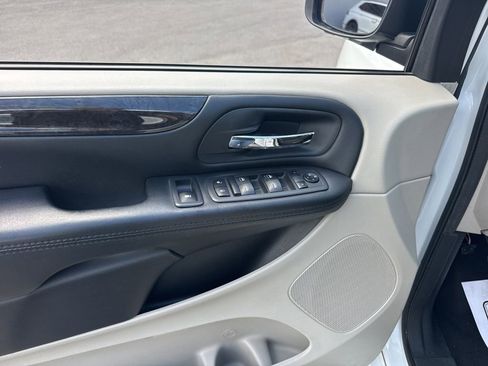 Used 2019 Dodge Grand Caravan SE w/ UConnect Hands-Free Group image 6