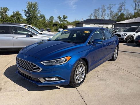 Used 2017 Ford Fusion SE w/ Fusion SE Technology Package FWD image 3