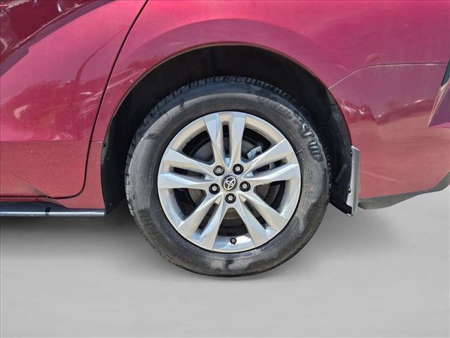 Used 2025 Toyota Sienna Limited FWD image 9
