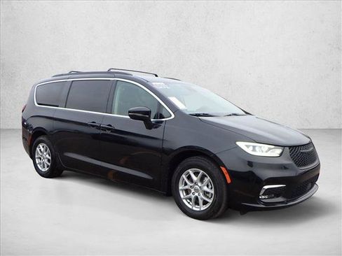 Used 2022 Chrysler Pacifica Touring-L image 6