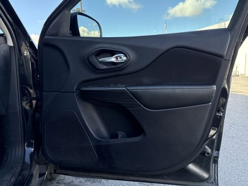 Used 2016 Jeep Cherokee Latitude w/ Comfort/Convenience Group image 26