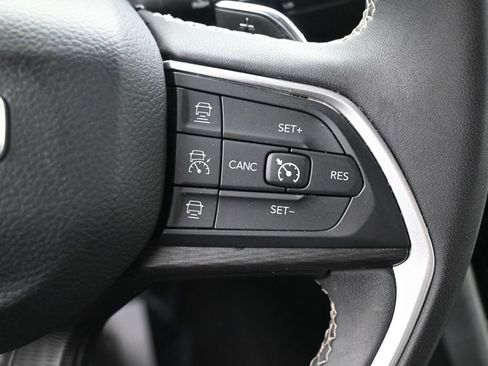 Used 2023 Jeep Grand Cherokee L Laredo image 17