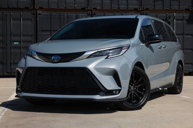 Used 2023 Toyota Sienna XSE FWD image 1