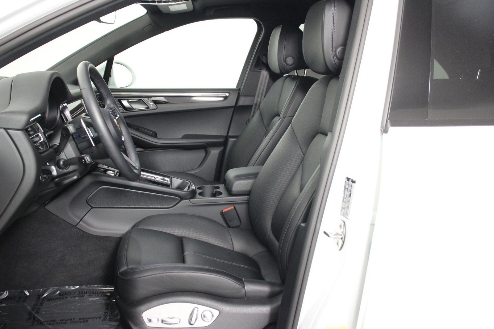 Certified 2026 Porsche Macan AWD/4WD image 5