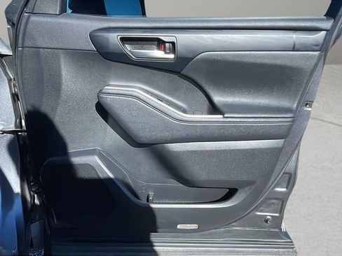 Used 2023 Toyota Highlander XLE image 12