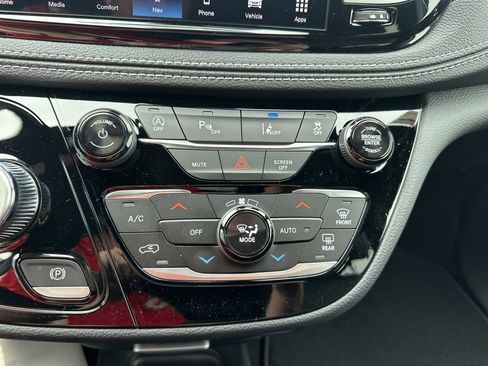 New 2026 Chrysler Pacifica Select image 4