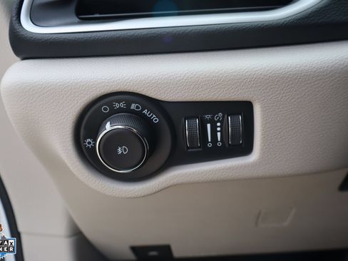 Used 2023 Chrysler Pacifica Touring-L FWD image 15