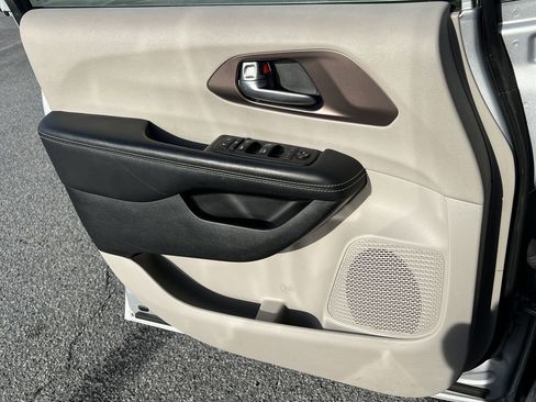 Used 2023 Chrysler Voyager LX image 17