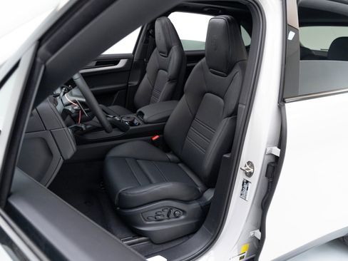 New 2025 Porsche Cayenne image 5