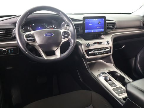 Used 2022 Ford Explorer XLT RWD image 2