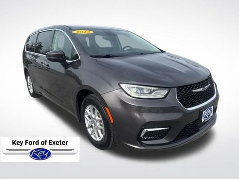 Used 2023 Chrysler Pacifica Touring-L FWD image 9