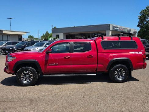 Used 2018 Toyota Tacoma TRD Off-Road w/ TRD Premium Off Road Package AWD/4WD image 37