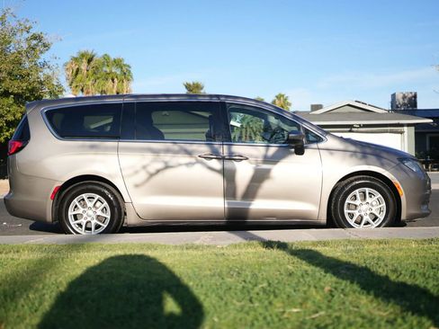 Used 2017 Chrysler Pacifica LX image 10