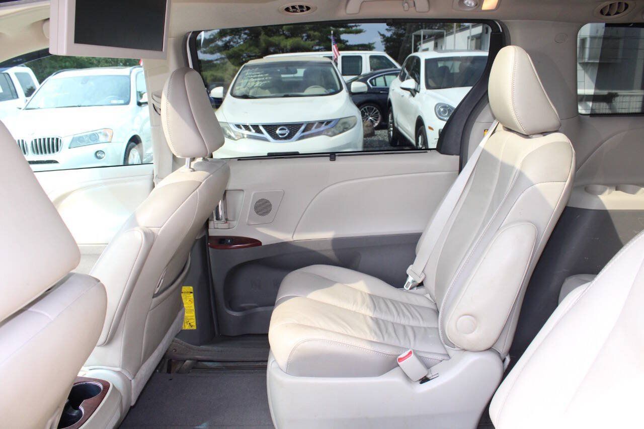 Used 2013 Toyota Sienna Limited w/ Premium Pkg FWD image 24