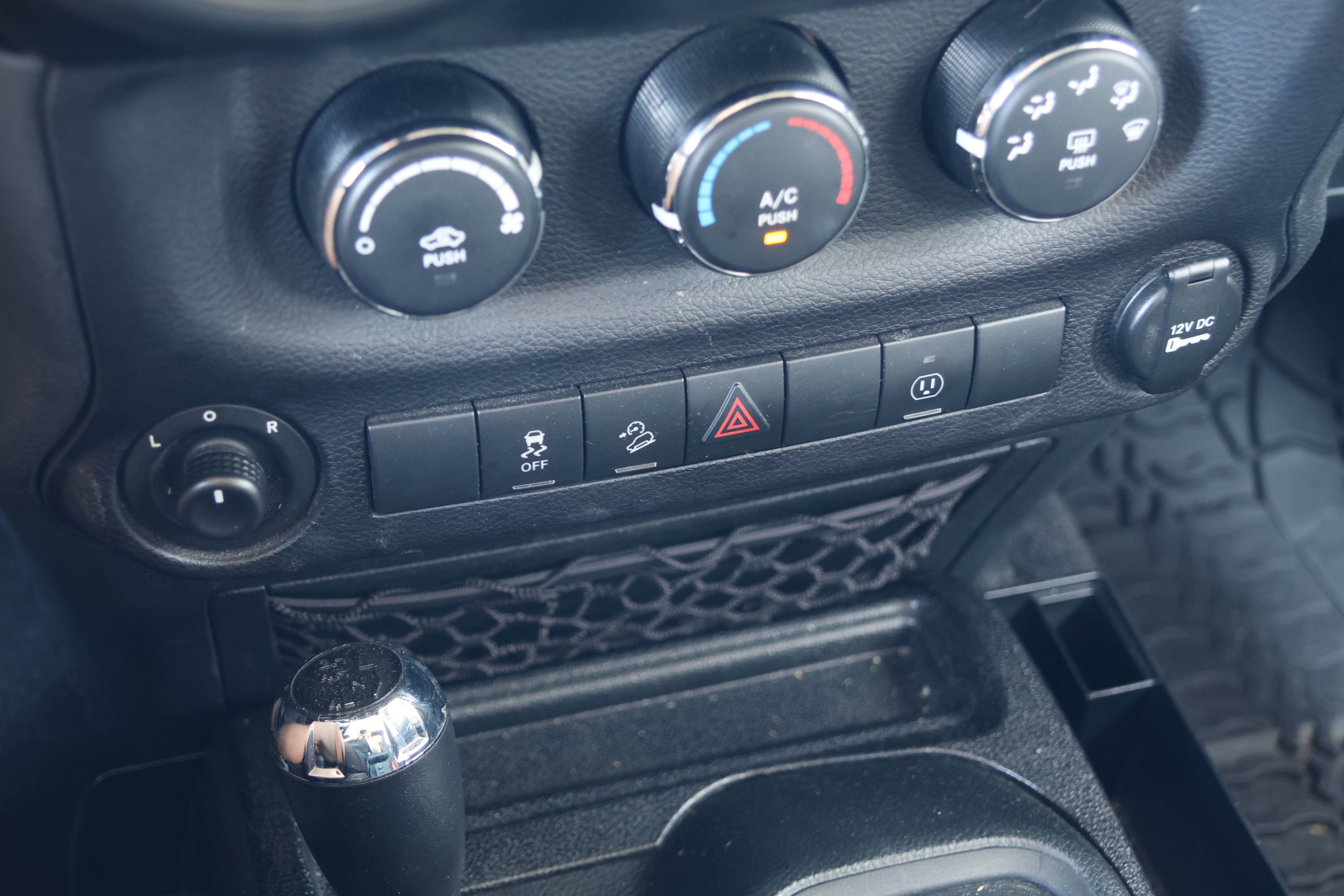 Used 2017 Jeep Wrangler Unlimited Sahara w/ Connectivity Group AWD/4WD image 25