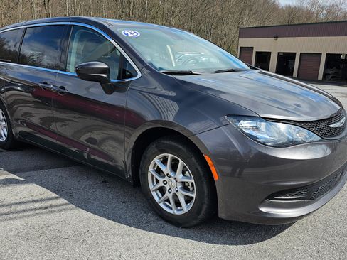 Used 2023 Chrysler Voyager LX image 4