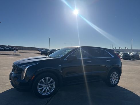 Used 2021 Cadillac XT4 Luxury w/ Cold Weather Package image 12