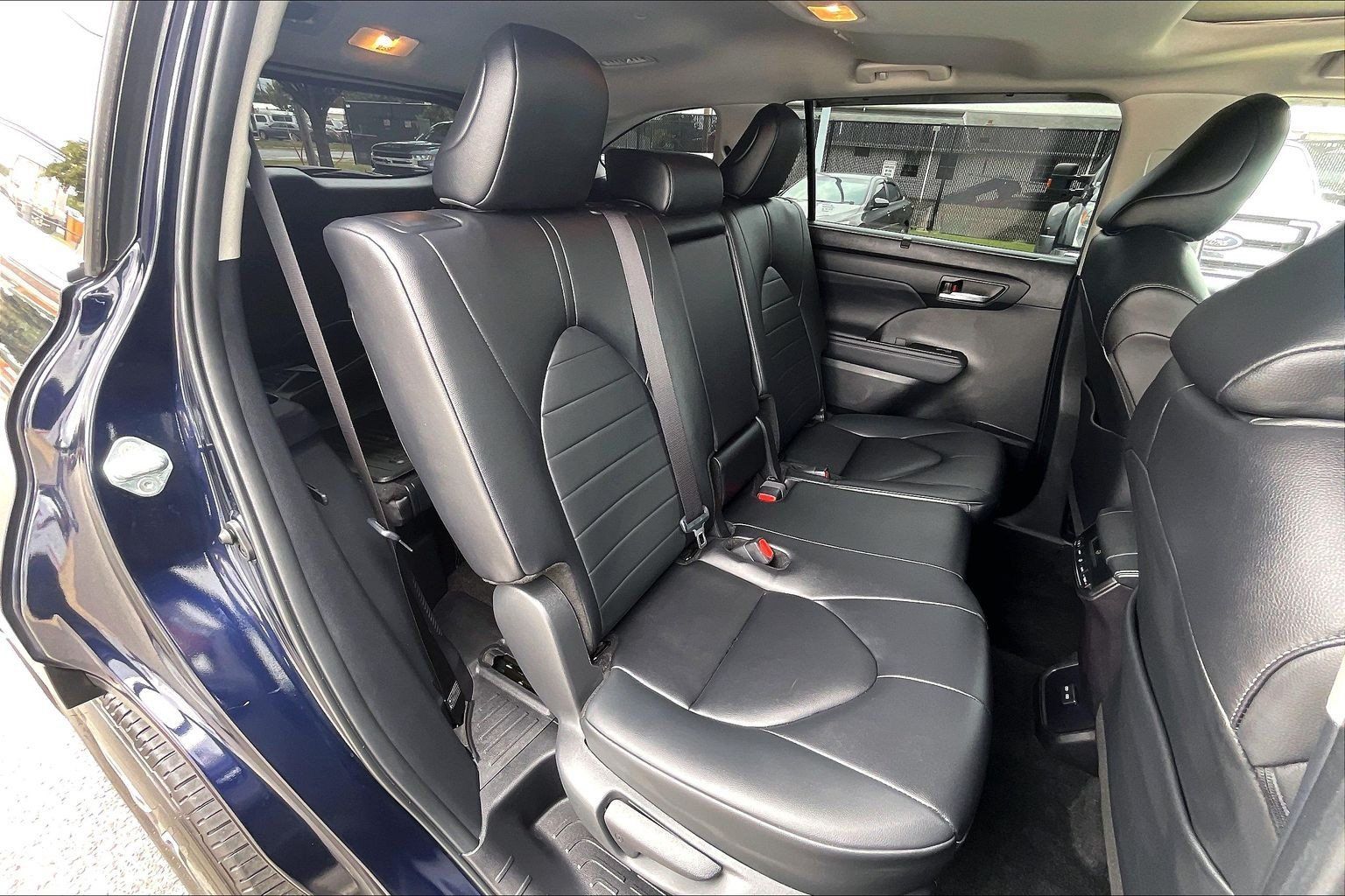 Used 2024 Toyota Highlander XLE AWD/4WD image 32