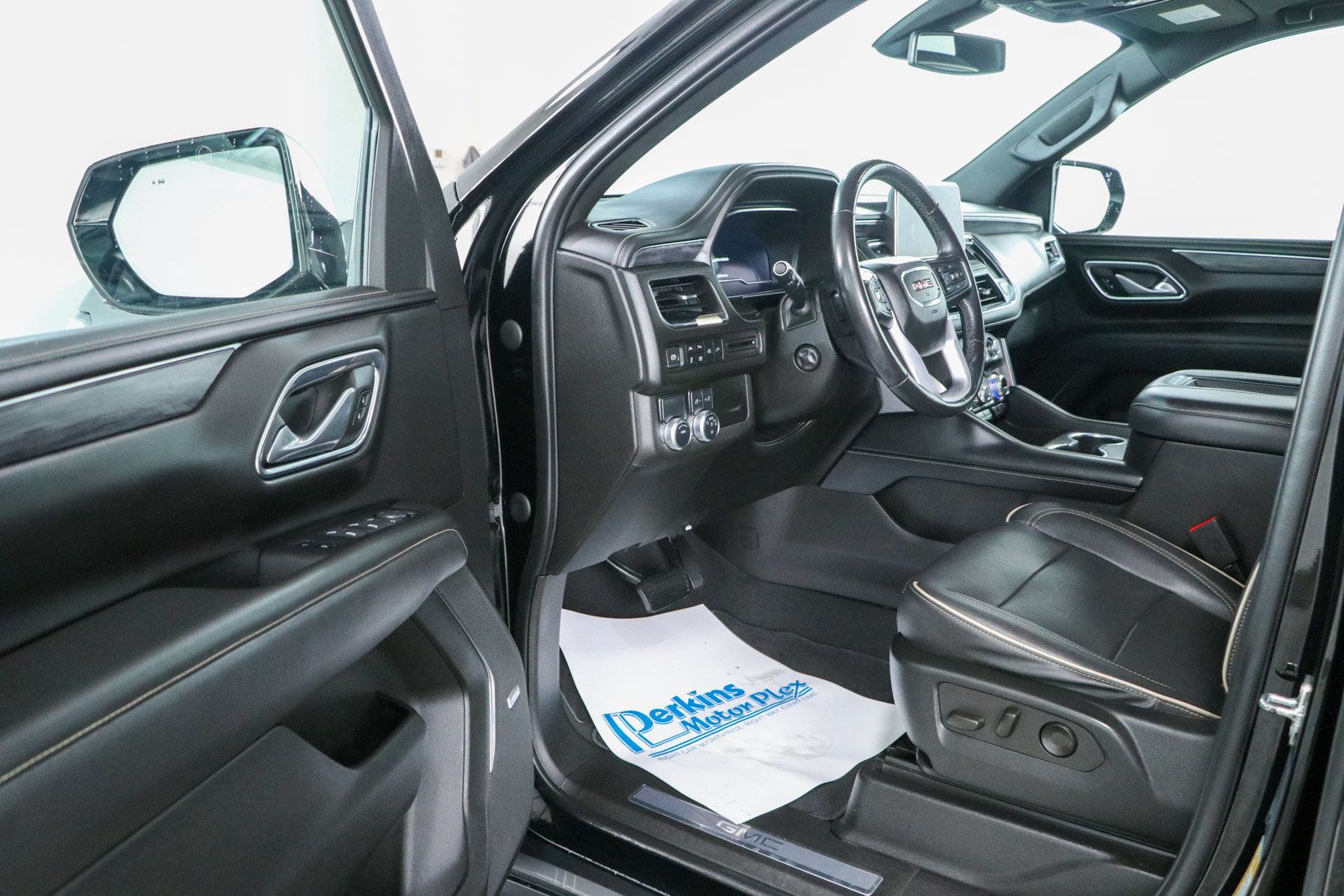 Used 2022 GMC Yukon SLT w/ SLT Premium Package RWD image 3