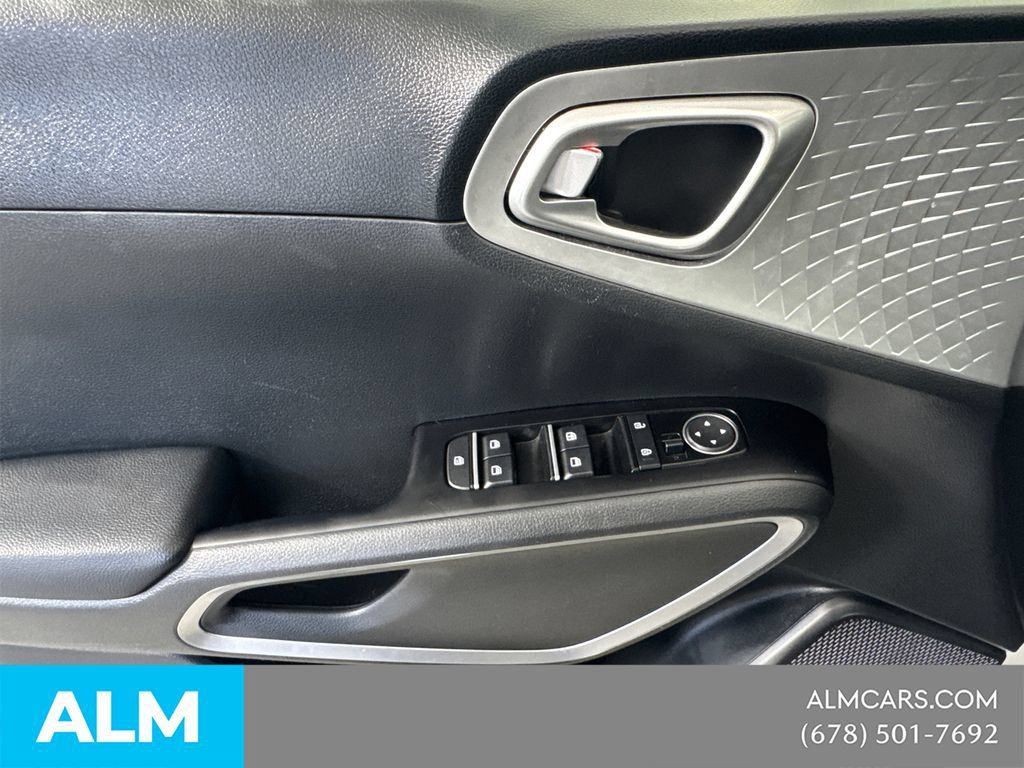 Used 2025 Kia Soul LX w/ LX Technology Package FWD image 13